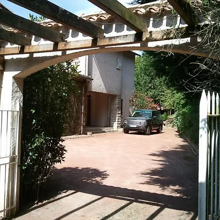 Mas Du Trezon Bed & Breakfast *